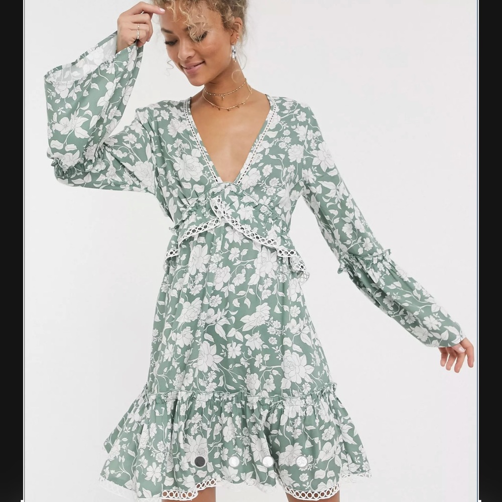 ASOS Design Fluted Sleeve Open Back Skater Mini Dress With Floral Print SZ US 0